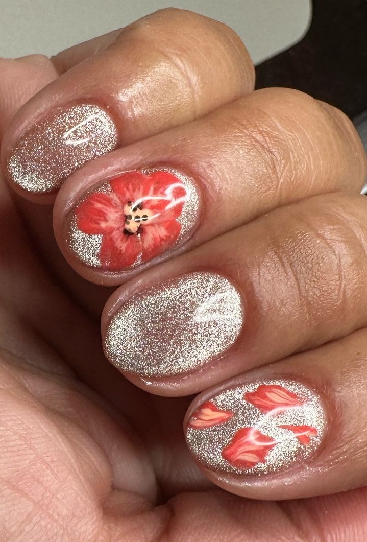 Rubber base, cat eye and nail art manicure.